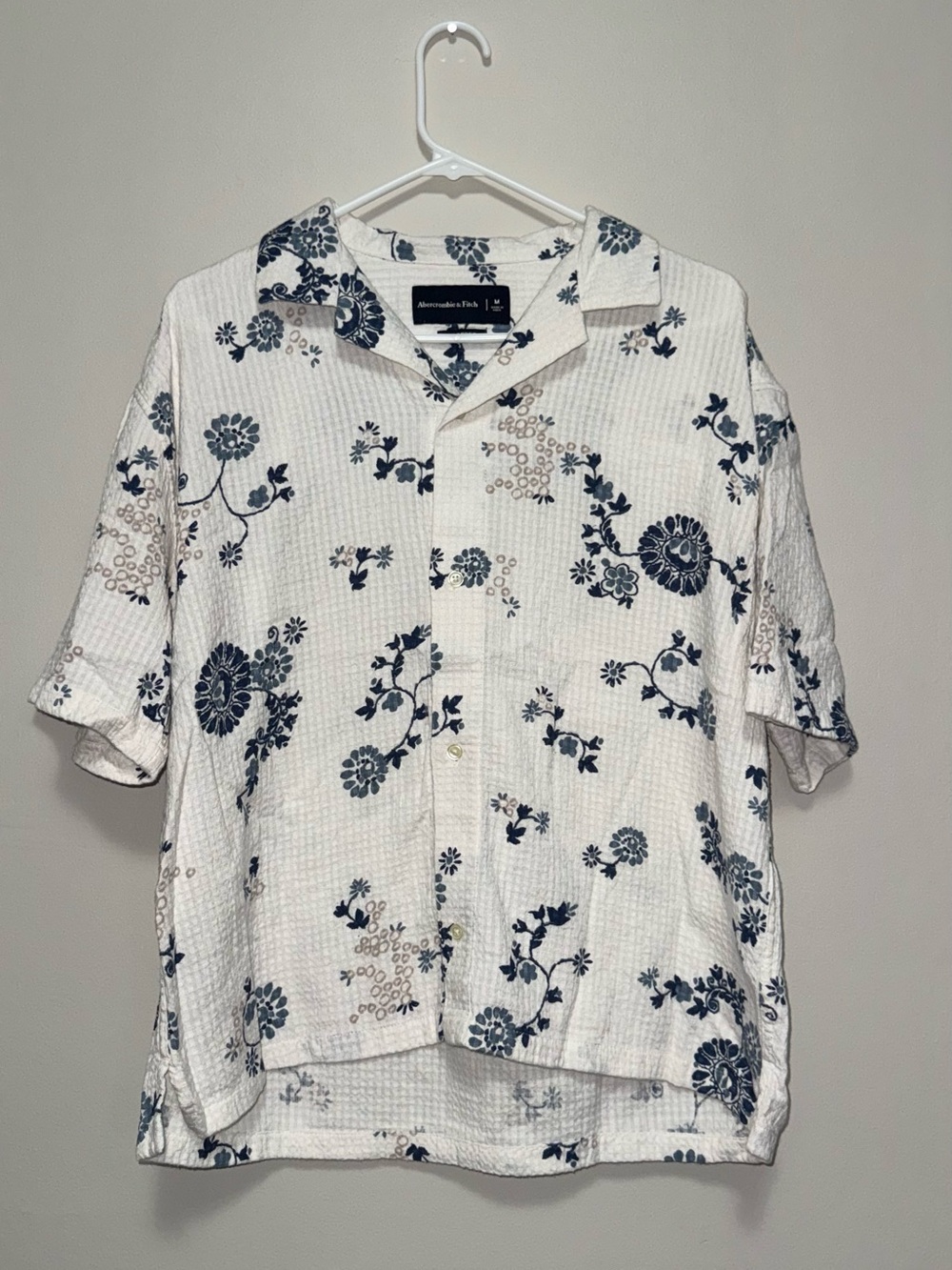 Abercrombie & Fitch Men’s Cropped White Button-Down Shirt with Navy Floral Print
